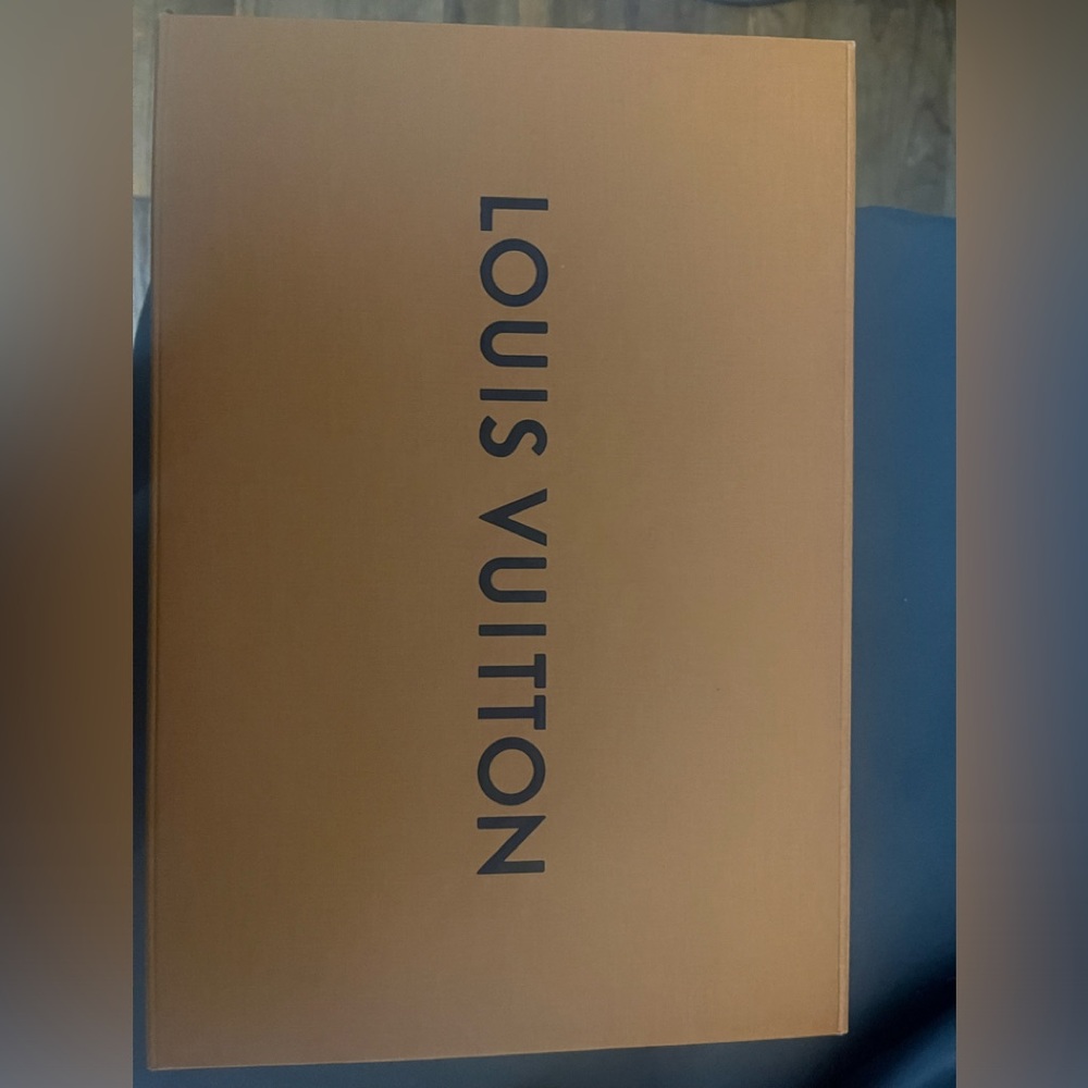 LV Almost New box Louis Vuitton with gift paper